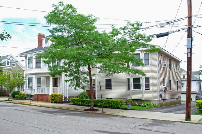 63 Morning St in Portland, ME - Foto de edificio - Building Photo