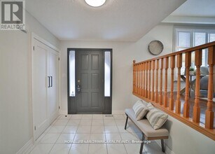 16 Mansfield Crescent in Whitby, ON - Building Photo - Building Photo