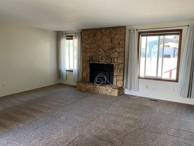 3314 W Normandy Ave in Roseburg, OR - Building Photo - Building Photo