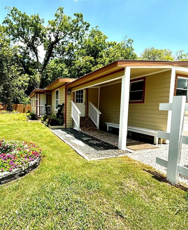 401 N 11th St in West Columbia, TX - Building Photo - Building Photo