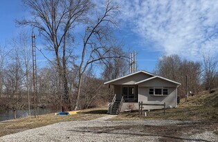 405 River Rd SE in Gnadenhutten, OH - Building Photo