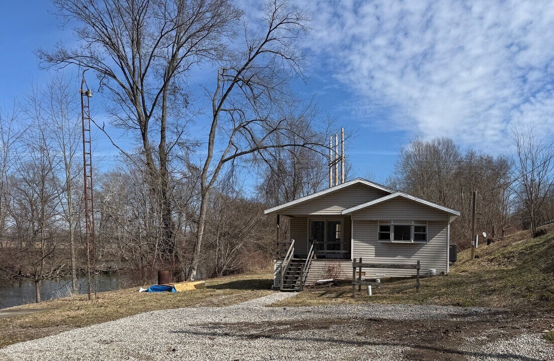 405 River Rd SE in Gnadenhutten, OH - Building Photo