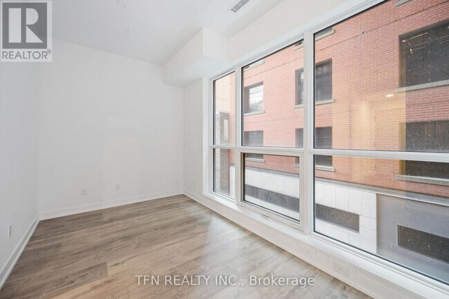 327-327 King St W in Toronto, ON - Building Photo - Building Photo