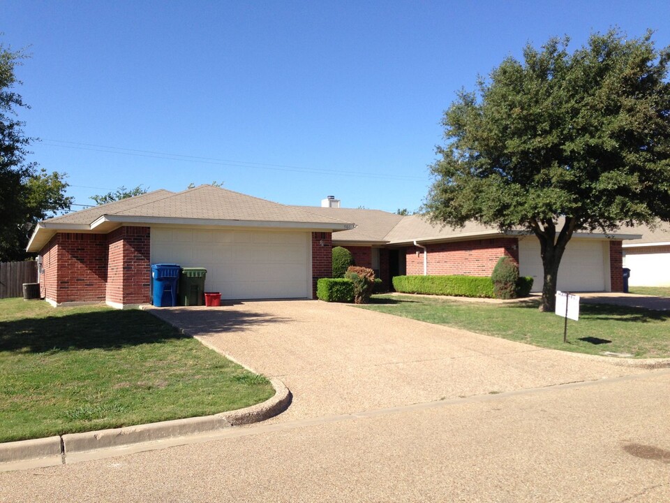 1006 Parkview Cir in Hewitt, TX - Foto de edificio