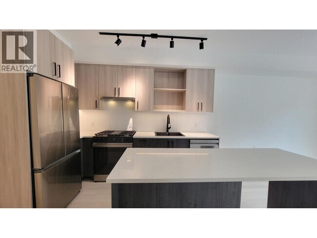2002 St George St in Port Moody, BC - Building Photo - Building Photo