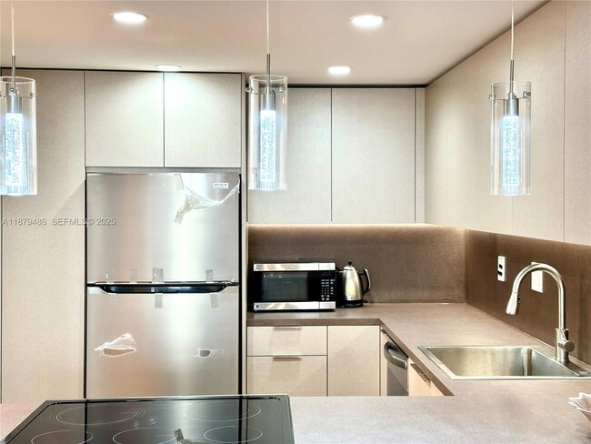 1849 S Ocean Dr in Hallandale Beach, FL - Building Photo - Building Photo