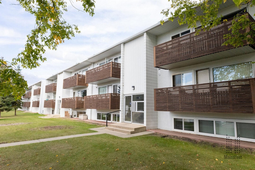 Youngstown Townhomes and Apartments in Edmonton, AB - Building Photo