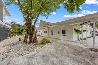 637 S Orlando Ave in Cocoa Beach, FL - Foto de edificio - Building Photo