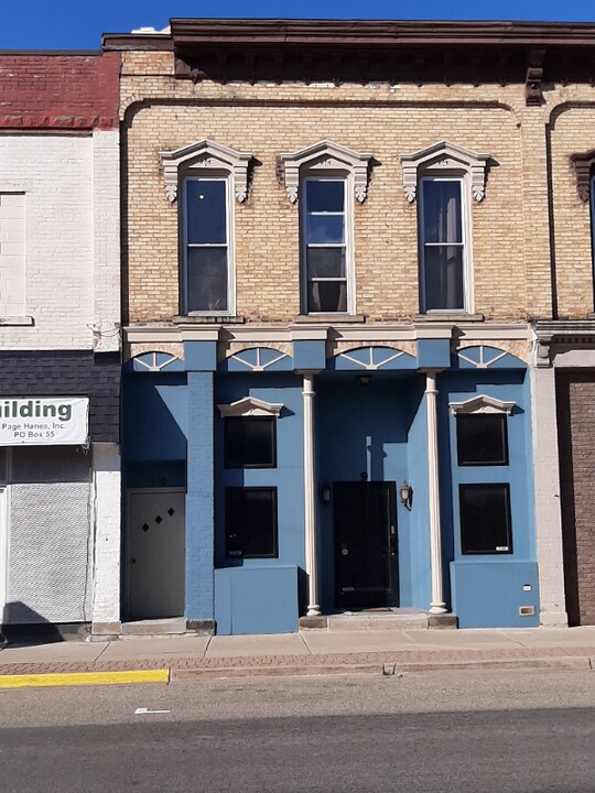 9 Main St in Saranac, MI - Building Photo