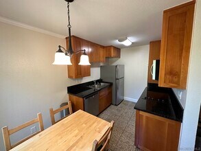 8521 Villa La Jolla Dr-Unit -A in San Diego, CA - Building Photo - Building Photo