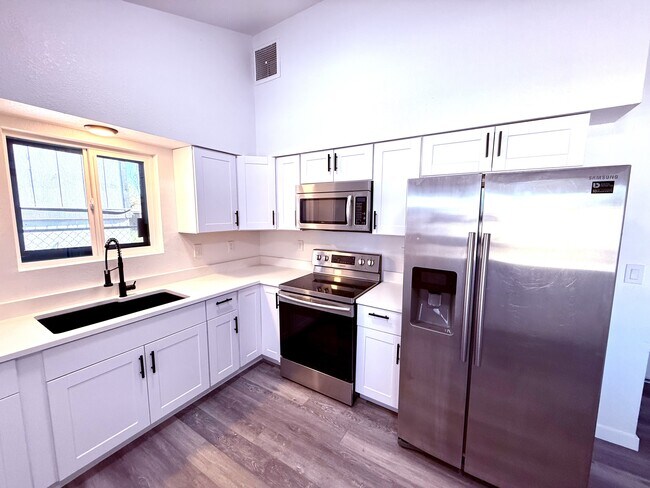 1009 E Chipman Rd in Phoenix, AZ - Building Photo - Building Photo