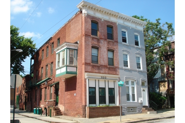 100-102 E 22nd St in Baltimore, MD - Building Photo