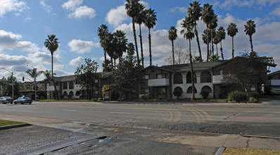 Barcelona Apartments in Visalia, CA - Foto de edificio - Building Photo