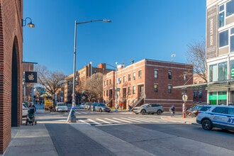 258 Bedford Ave in Brooklyn, NY - Foto de edificio - Building Photo