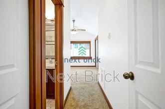 813 NW 97th St in Seattle, WA - Foto de edificio - Building Photo