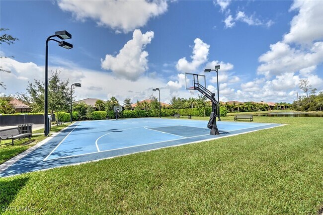 10051 Spice Bush Ln in Ft. Myers, FL - Foto de edificio - Building Photo