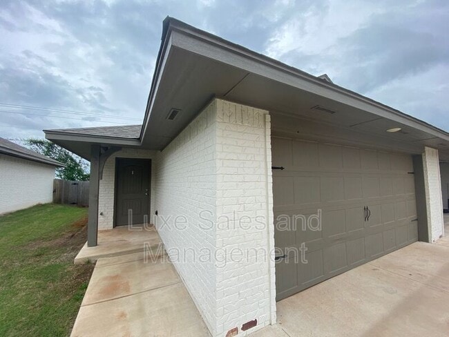 property at 11418 N Lincoln Blvd