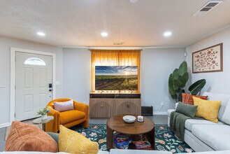 831 Patchett St in Napa, CA - Foto de edificio - Building Photo