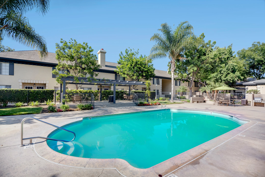 Briarwood Square Apartment Homes in Stanton, CA - Foto de edificio