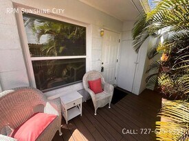 11155 2nd St E in Treasure Island, FL - Building Photo