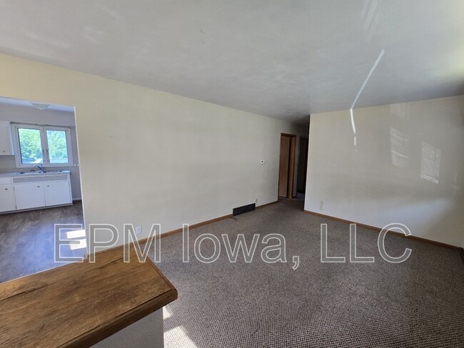 1522 W 4th St in Cedar Falls, IA - Building Photo - Building Photo
