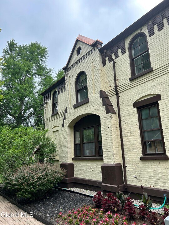 73 Court St in Saratoga Springs, NY - Foto de edificio