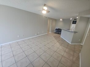 4658 Commander Dr, Unit 826 in Orlando, FL - Foto de edificio - Building Photo