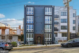 2213 M St NE, Unit 4 in Washington, DC - Foto de edificio - Building Photo