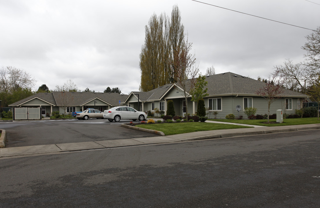 Hazelwood Estates in Woodburn, OR - Building Photo