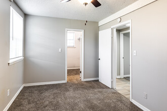 Stonleigh Apartments in Leavenworth, KS - Building Photo - Interior Photo