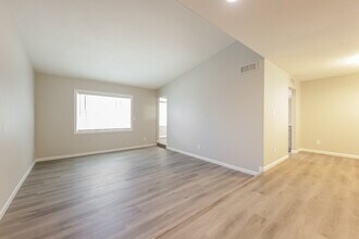 3945 W Meadow Dr in Glendale, AZ - Foto de edificio - Building Photo