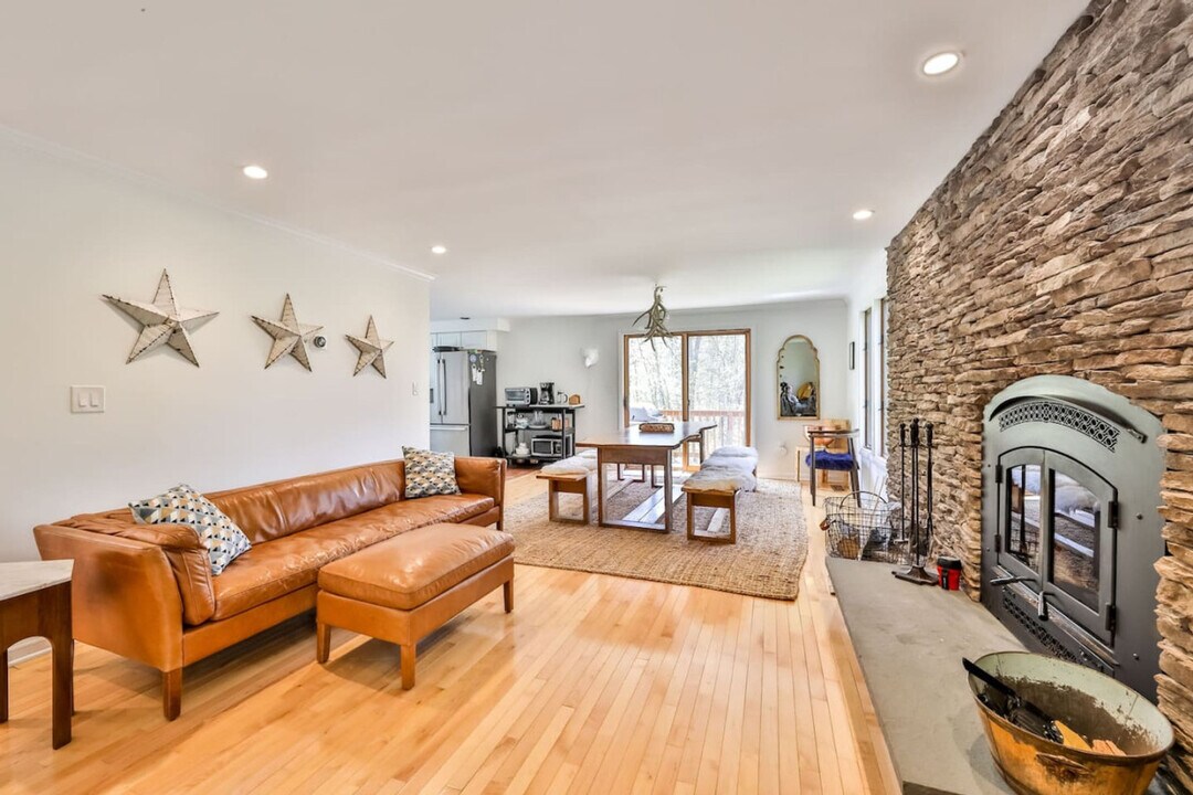 71 Hunter Ln in Lanesville, NY - Building Photo