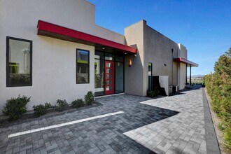 658 Scenic Cliff Dr in Henderson, NV - Building Photo - Building Photo