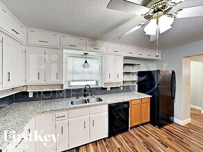 205 SW Moody St in Burleson, TX - Building Photo - Building Photo