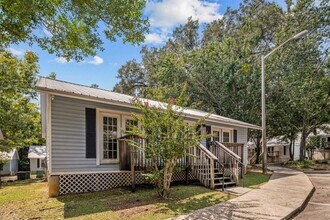 2282 Magnolia Cir-Unit -2 in Tallahassee, FL - Building Photo - Building Photo