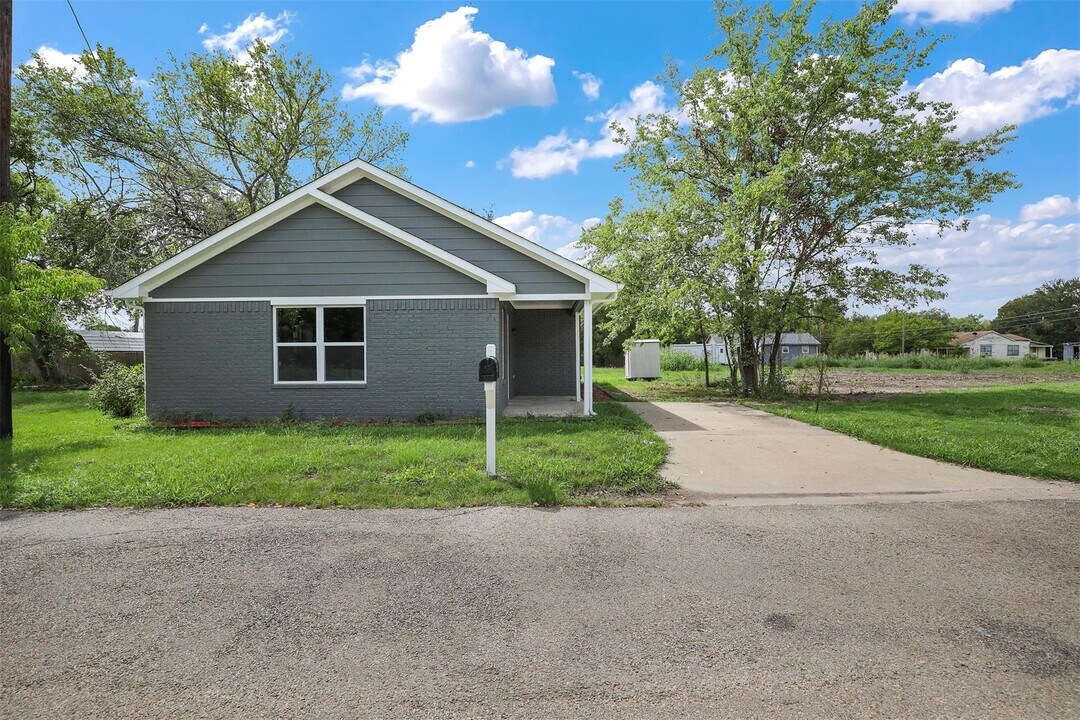 317 Jones St in Bonham, TX - Building Photo