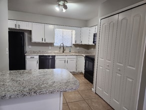 1206 E 11th Ave in Mount Dora, FL - Foto de edificio - Building Photo