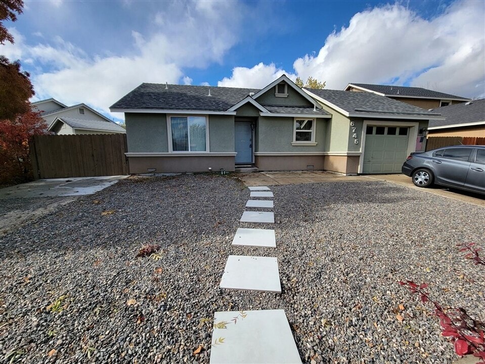 6745 Evening Star Dr in Sparks, NV - Building Photo