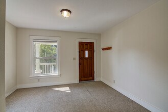 5624 Brooklyn Ave NE in Seattle, WA - Building Photo - Building Photo