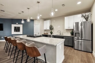 Sage Stone Oak 55+ Active Adult Apartment Homes in San Antonio, TX - Foto de edificio - Building Photo