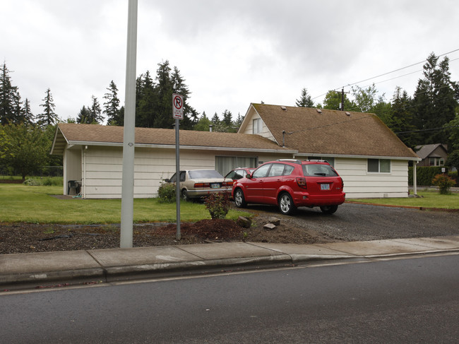 16930 SW Upper Boones Ferry Rd in Portland, OR - Foto de edificio - Building Photo