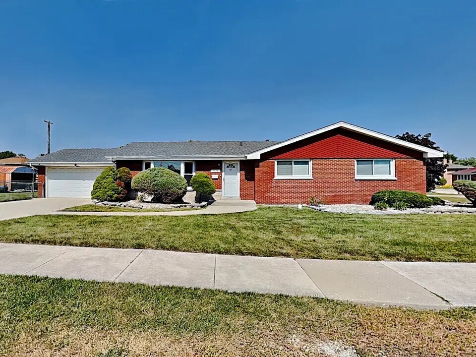 7649 S Oconto Ave in Bridgeview, IL - Building Photo