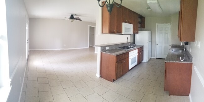 4433 College Park Dr in Deer Park, TX - Building Photo - Building Photo