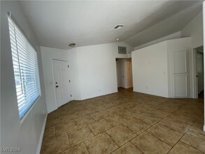 7420 Flat Rock St in Las Vegas, NV - Building Photo - Building Photo