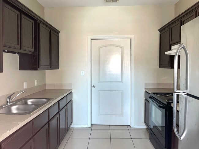 2010 Miroslava Ave, Unit 10 in Mission, TX - Foto de edificio - Building Photo