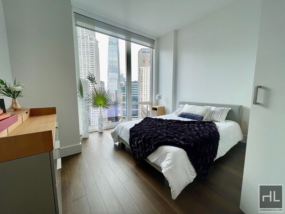 East 44th Street in New York, NY - Building Photo
