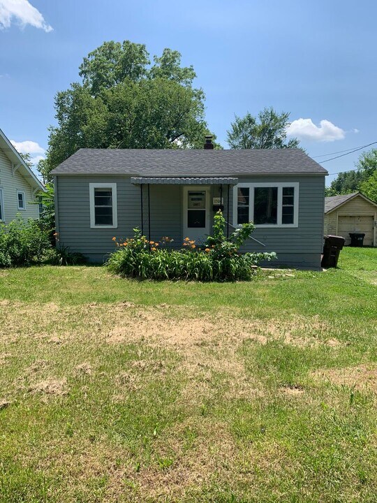 1506 W Hovey St in Springfield, MO - Foto de edificio