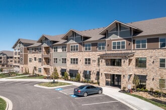 Vale Overland Park in Overland Park, KS - Foto de edificio - Building Photo
