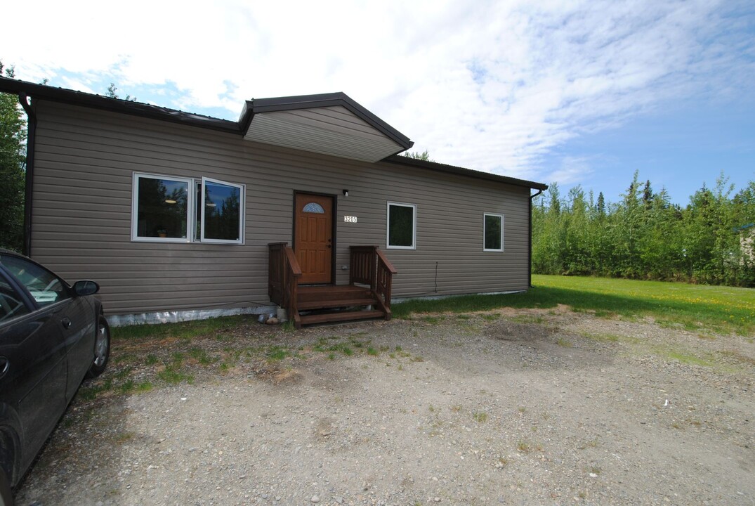 3205 Snowshoe Ave in North Pole, AK - Building Photo