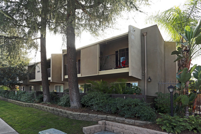 The Pines in El Cajon, CA - Foto de edificio - Building Photo